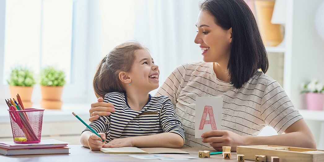 Как научить ребенка алфавиту: 10 занимательных игр с буквами